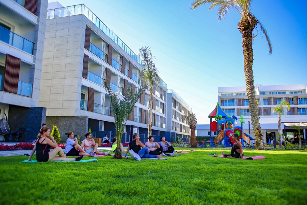 Courtyard Long Beach lawn beside the apartment buildings