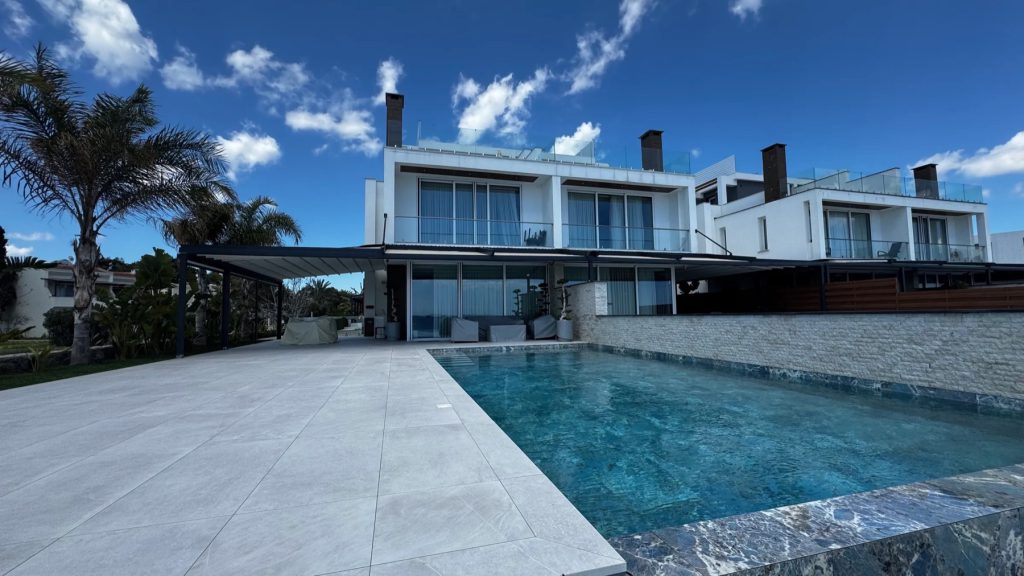 Four Seasons Life villas behind a swimming pool