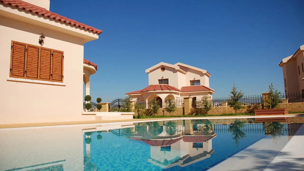 5 and 6 Palms NorthernLAND villas beside a swimming pool, developer photo
