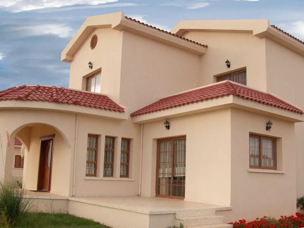 Detached two-storey villa with red tiled roof and arched porch