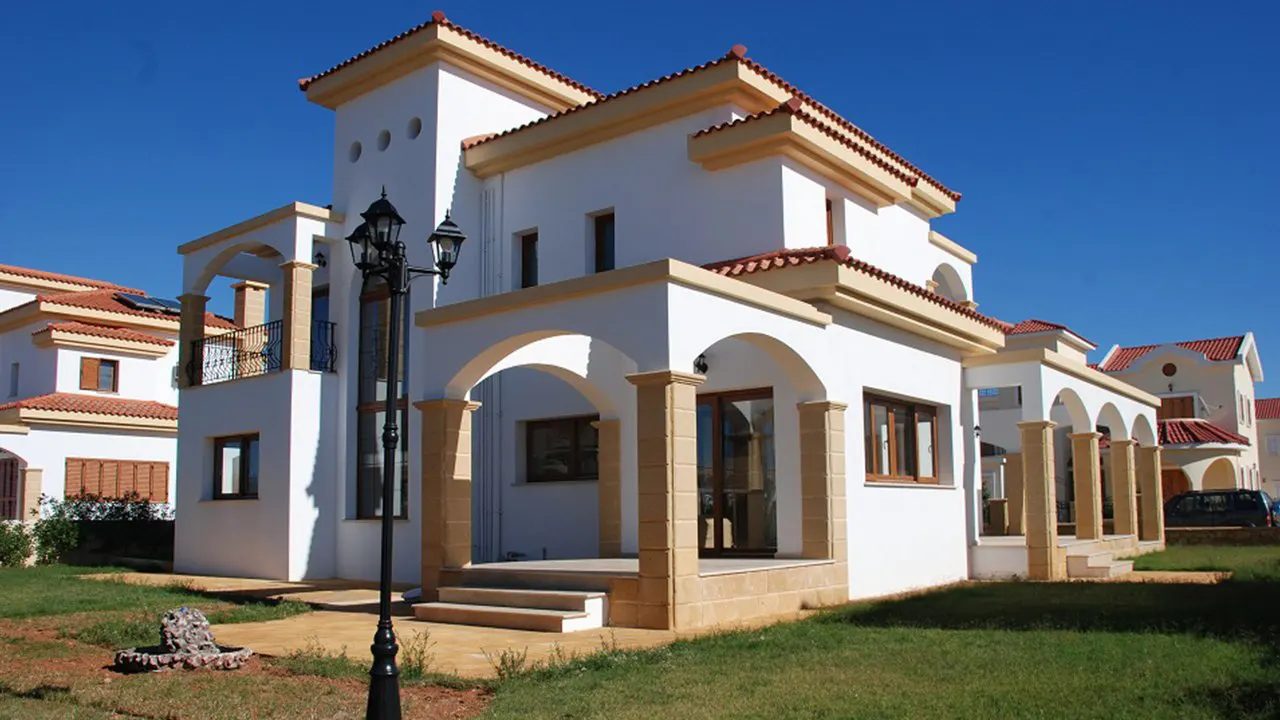 Pearl Village villa with covered porch, garden lamp post and neighbouring villas
